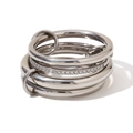 Polierter silberner vierlagiger Ring mit funkelndem Diamantbesatz für Damen - Vierschichtiger Silberner Strassring