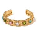Brazalete de oro martillado con circonitas de colores y acabado texturizado estilo vintage - Pulsera de Fundición de Diamantes de Imitación Coloridos con Patrón Profundo Irregular / Dorado