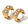 Elegantes pendientes en C irregulares chapados en oro 18K con circonitas microincrustadas - Pendientes de Fundición de Diamantes de Imitación Blancos con Patrón Profundo Irregular / Dorado