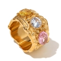 Anillo ancho martillado en oro con tres grandes gemas ovales amarillas, blancas y rosas - US 6 / Anillo de Fundición de Diamantes de Imitación Coloridos con Patrón Profundo Irregular / Dorado