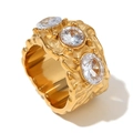 Anillo ancho de acero inoxidable martillado chapado en oro 18K con tres circonitas - US 6 / Anillo de Fundición de Diamantes de Imitación Blancos con Patrón Profundo Irregular / Dorado