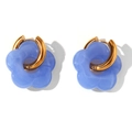 Retro-Creolen aus 18K vergoldetem Edelstahl mit himmelblauen Harzblumen-Anhängern - Blau