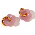 Boucles d'oreilles créoles en acier doré 18K avec pendentifs fleurs en résine rose - Rose Fraise