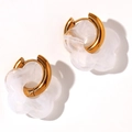 Boucles d'oreilles créoles dorées avec charm fleur en résine blanche translucide moderne - Transparent Nuageux