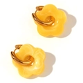 Boucles d'oreilles créoles dorées 18K avec fleurs en résine jaune marbrée chic - Jaune