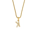 Goldene Kordelkette mit einem mit Strasssteinen besetzten Buchstaben-K-Anhänger - Buchstabe K