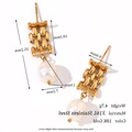 18K vergoldete Edelstahl-Kettenohrringe mit eleganten weißen Perlenanhängern - Ohrringe - Gold