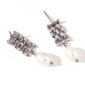 Vintage Silber Mesh Ohrstecker mit einem großen weißen Barockperlen-Anhänger für Damen - Ohrringe-Stahlfarbe