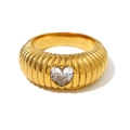 Geribbelde 18K vergulde roestvrijstalen ring met een centraal hartvormig zirkonia steentje - Hart Strass Geribbelde Stijl (Goud)