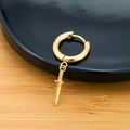 Detailansicht eines vergoldeten Edelstahl-Creolen-Ohrrings mit einem Dolchanhänger - Goldene Dolchohrringe