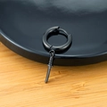 Nahaufnahme von schwarzem mattem Edelstahl-Ohrring mit einem Dolchanhänger - Schwarze Dolchohrringe