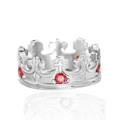 Detailopname van een zilveren kroonring met rode edelstenen en fleur-de-lis gravures - US 7 / Staal Rode Zirkoon
