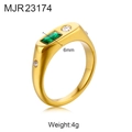 Nahaufnahme vom Gold-Edelstahlring mit 6mm grünem Zirkon und einem Gewicht von 4g - Größe 6 / Goldener Grüner und Weißer Strass Stil / Gold