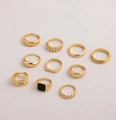 Vue détaillée à plat d'un ensemble de 10 bagues dorées avec émail noir et motifs variés - Taille 7 / Or