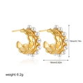 Detail van gouden C-vormige oorringen met parels, afmetingen 19mm en gewicht van 6,2g - Hol Hart Kunstparel (22914)