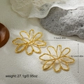 Detailoverzicht van grote 18K vergulde zonnebloem oorbellen met afmetingen van 7,1 cm - 8-Petal Gehamerde Holle Bloem (23025_5) / Goud