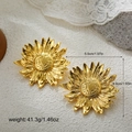 Detailopname van 18K gouden zonnebloem oorbellen met textuur en afmeting specificaties - 3D Gestapelde Zonnebloem (23025_8) / Goud