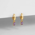 Detail von 14K Gold-Creolen mit rechteckigem lila Zirkon in vierzackiger Fassung - Violetter Zirkonia