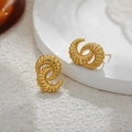 Elegantes pendientes de aro tipo croissant bañados en oro 18K con textura acanalada - Dorado