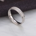 Minimalistischer Ring aus Titanstahl mit sandgestrahlter Mitte und polierten Kanten - US 4 / Silber