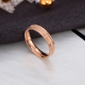 Nahaufnahme eines roségoldenen Edelstahlrings mit mattierter und polierter Oberfläche - US 4 / Roségold