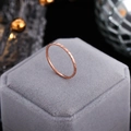 Detail eines roségoldenen facettierten Rings mit lichtreflektierender Textur - US 4 / Roségold