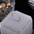 Detail eines silbernen geflochtenen Rings auf grauem Samt mit eleganter Beleuchtung - US 4 / Silber