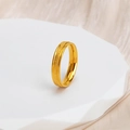 Eleganter Ring aus goldenem Titanstahl mit sandgestrahlter Oberfläche und Polierung - US 5 / Gold
