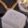 Makroaufnahme der minimalistischen silbernen V-Ring mit geometrischen Facetten - US 4 / Silber