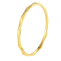 Roségoldener V-Ring aus Titanstahl mit geometrischer facettierter Oberflächenstruktur - US 4 / Gold