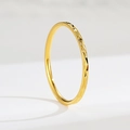 Anillo ultrafino de 1mm en oro rosa pulido con textura de corte diamante visto a 45 grados - US 4 / Dorado