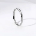 Makro-Detail von silbernem geometrischem Titanstahl-Ring mit minimalistischem Prismenschnitt - US 4 / Silber