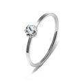 Makroaufnahme einer klassischen Sechs-Klauen-Fassung mit Zirkonia auf einem Edelstahlring - US-Größe 4 / Silber Weißer Zirkonia