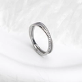 Detailansicht des überkreuzten Rings mit poliertem Silberband und Zirkonia-Besatz - US 5 / Silber