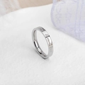 Polierter Titanstahlring mit Herz-Detail, Forever Love Gravur und glitzerndem Zirkonia-Stein - US 5 / Silber