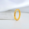 Detail eines goldenen Titanrings mit Je t'aime Gravur und polierter Oberfläche - US 5 / Gold