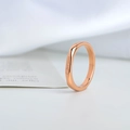 Detailansicht eines roségoldenen facettierten Rings mit der Gravur Je t'aime - US 5 / Roségold