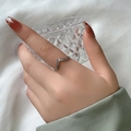 Minimalistischer V-Ring aus Titanstahl mit Pavé-Zirkon-Mikroeinlage für Damen - US 5 / Silber