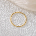 Dettaglio anello 1mm martellato in acciaio inossidabile placcato oro 18k su pietra - US 5 / Oro