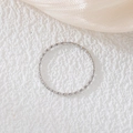 Dettaglio di un anello in acciaio al titanio da 1mm su un elegante sfondo di seta champagne - US 5 / Argento