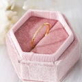 Minimalistischer goldener Ring aus Titanstahl mit acht Kristallen in rosa Samtbox - US 5 / 18K-Gold