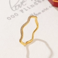 Detailaufnahme eines vergoldeten Wellenrings mit Mikro-Zirkonia-Besatz für Damen - US 5 / Gold