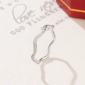 Nahaufnahme des silbernen Wellenrings mit Mikro-Zirkonia-Besatz auf dem schmalen Metallband - US 5 / Silber