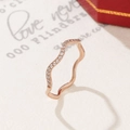 Makroaufnahme der 18K Roségold vergoldeten Wellenring mit funkelnden Zirkonia-Steinen - US 5 / Roségold