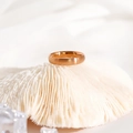 Anello minimalista in acciaio al titanio oro rosa con finitura spazzolata opaca e interno lucido - US 4 / Stile Spazzolato 4mm / Oro rosa