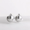 Pendientes de esfera de plata pulida con perla blanca en soporte blanco minimalista - Pendientes de Perlas Esféricas Huecas Plateadas