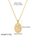Détail du relief de tournesol sur pendentif ovale en nacre blanche avec chaîne dorée - Septembre Gloire du matin