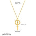 Dettaglio della collana bussola placcata oro 18K con incisione NSEW e chiave in zircone - Bussola T964