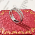 Zweilagiger silberner Ring mit Mikrozirkonia-Besatz auf einer luxuriösen roten Box - US 5 / Silber