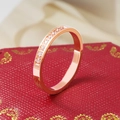 Detailansicht des 18k roségoldenen Rings mit präzise eingefassten CNC-Diamanten - US 5 / Roségold